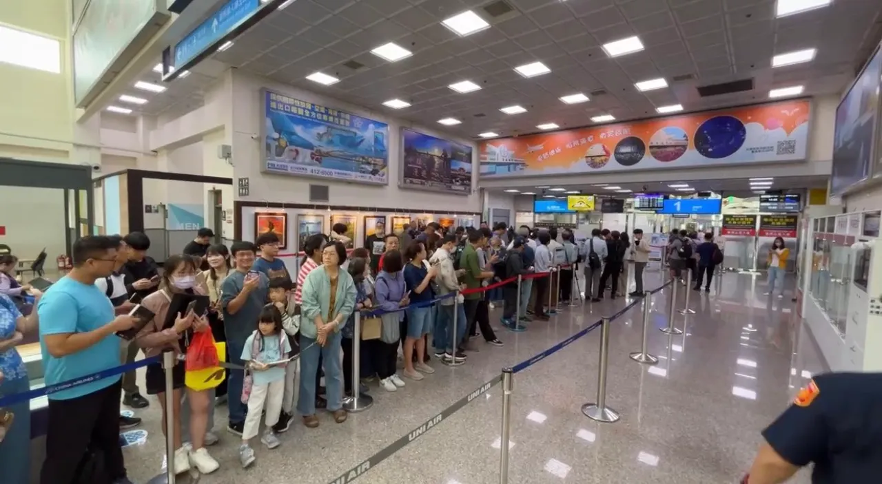 台南機場稍早擠滿等待黃仁勳的粉絲、民眾及媒體。讀者提供