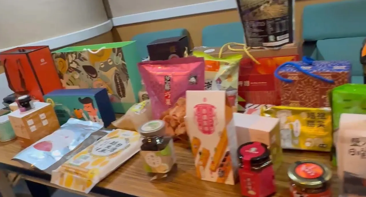 台南市長黃偉哲準備伴手禮要送給黃仁勳。讀者提供