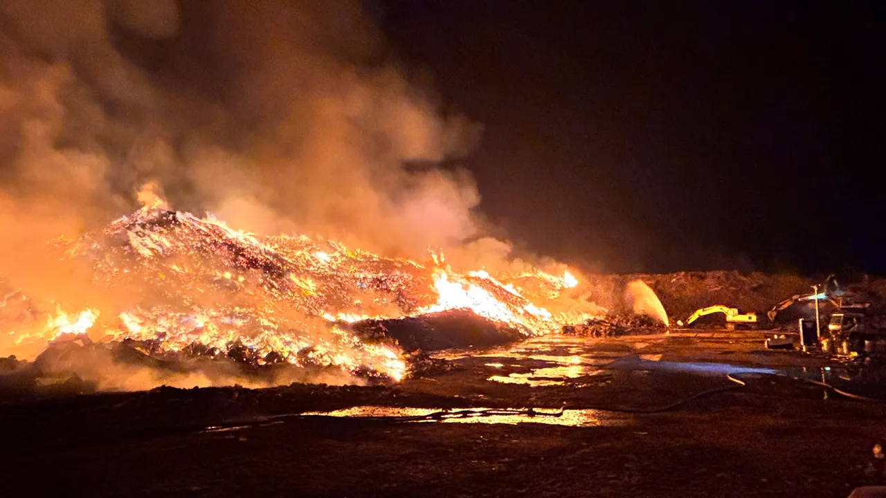 昨晚堆置场发生大火时，场面相当骇人，50公尺外都能感受火场高温。读者提供