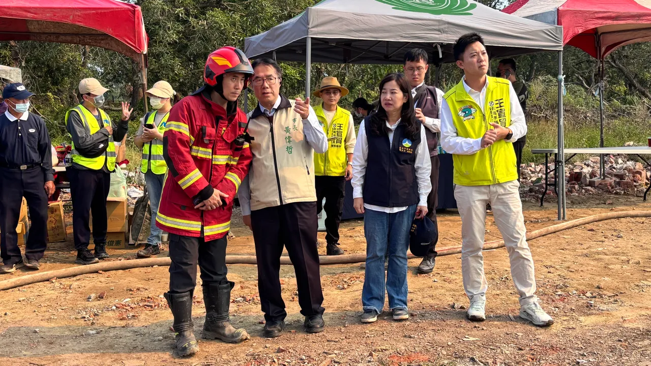 台南市长黄伟哲到场关心处理进度。庄曜聪摄