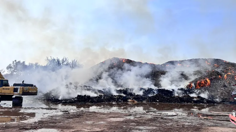風災後進場的廢棄屋超過23萬公噸，原本預計明年5月前清運，一場大火後將加速進行。莊曜聰攝