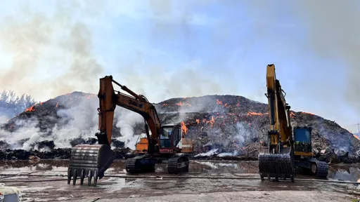 堆满风灾后废弃物！　台南乌树林暂置场大火烧一夜
