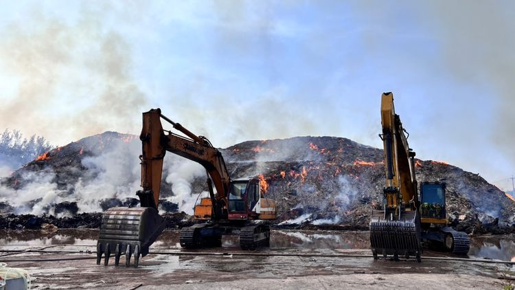 堆滿風災後廢棄物！　台南烏樹林暫置場大火燒一夜