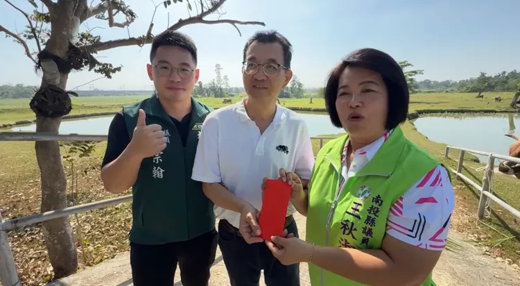 南投縣議員王秋淑找上台南市議員李宗翰幫忙，農業局破例收留，王秋淑當場致贈1萬2千元紅包感謝。讀者提供