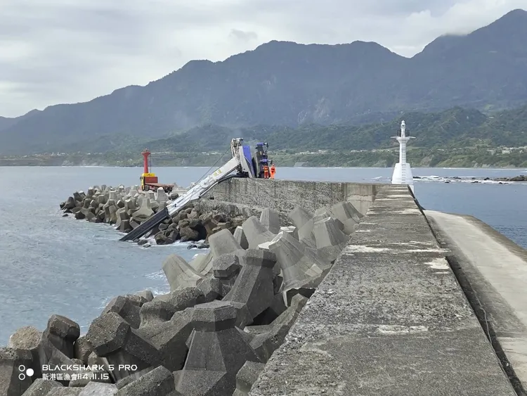 成功漁港吊車翻覆意外。民眾提供