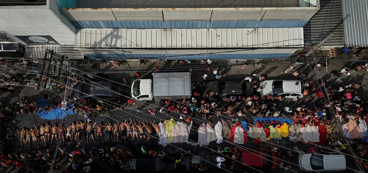 空拍画面可见尸体摆满大街。路透