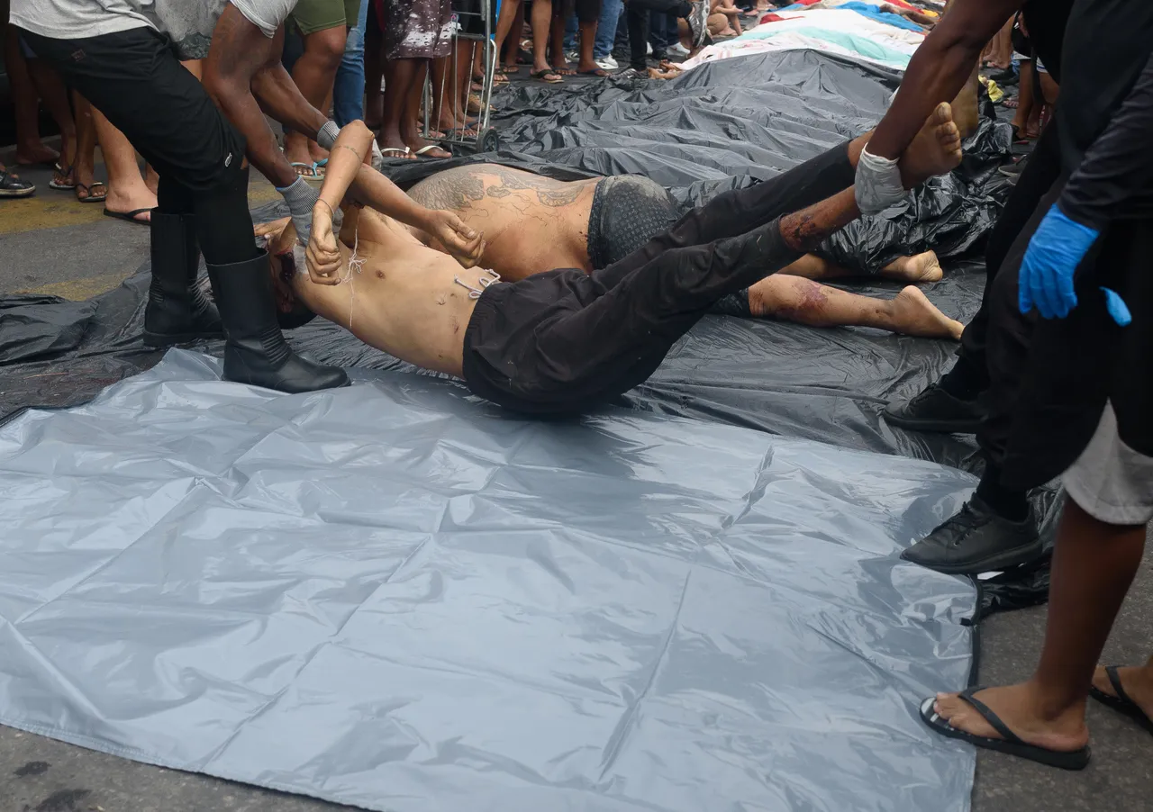 尸体被抬到街上供人认领。路透