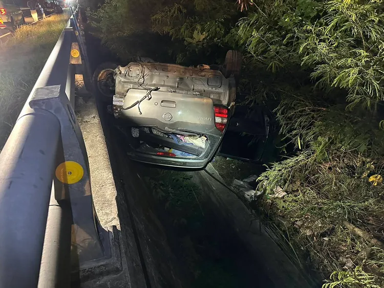 台11线140K北上路段今天凌晨发生自小客车翻覆事故。警方提供