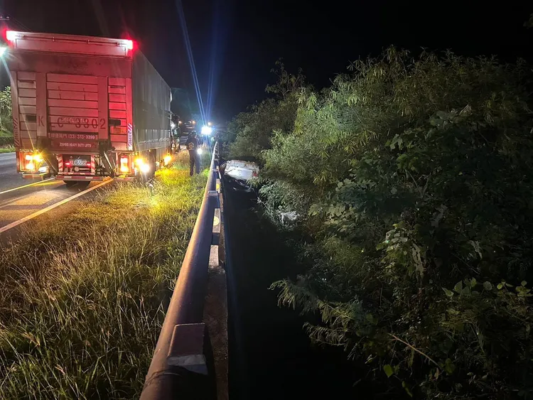 自小客車翻覆四輪朝天，警消遍尋不著車內駕駛。警方提供