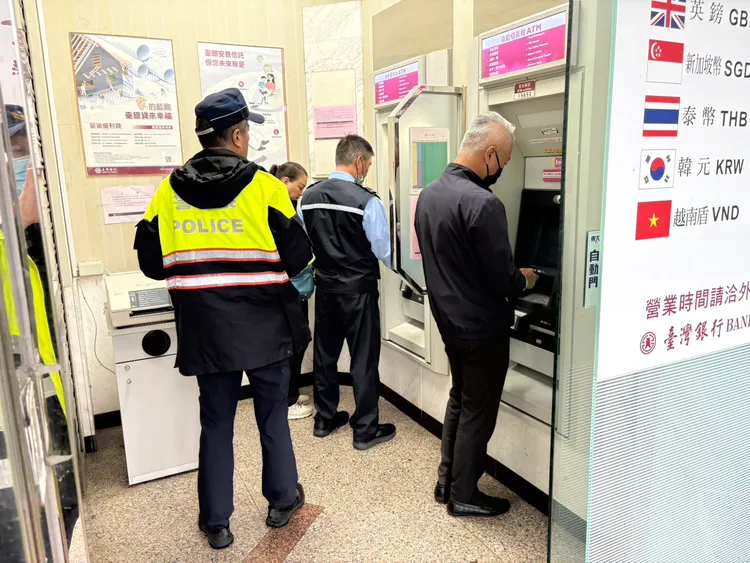 汐止警加強ATM巡簽，避免民眾遭受詐騙。翻攝畫面