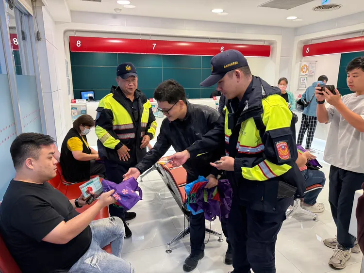 汐止警前往金融機構宣導。翻攝畫面