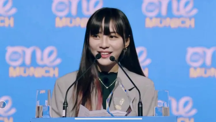 黄捷获世界青年领袖峰会颁发年度政治人物奖。翻摄自黄捷脸书