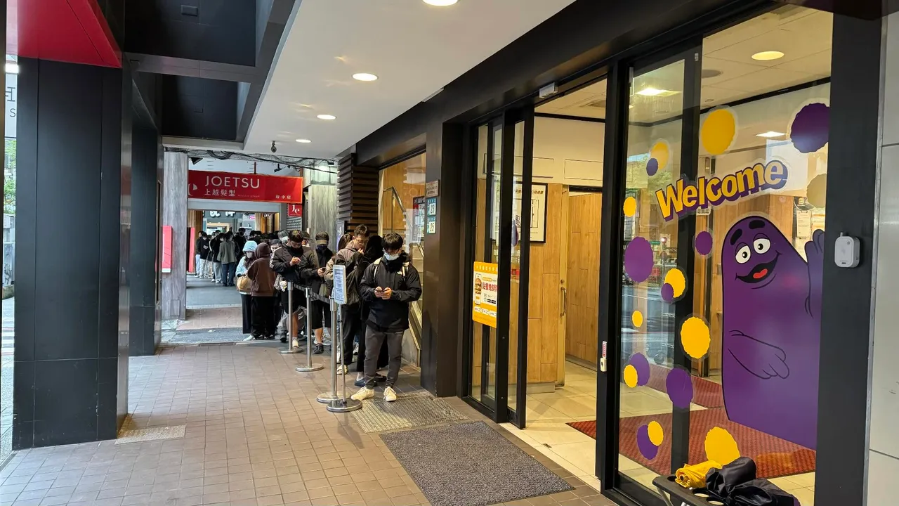 麦当劳奶昔开卖队伍从大马路一路蜿蜒至隔壁巷弄。翻摄自threads