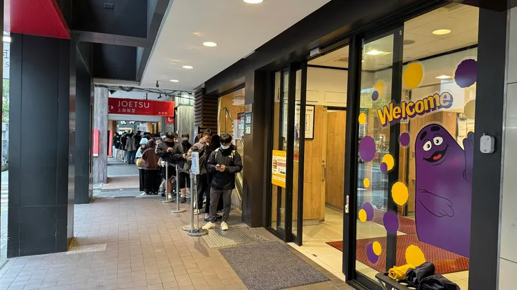 麥當勞奶昔開賣隊伍從大馬路一路蜿蜒至隔壁巷弄。翻攝自threads