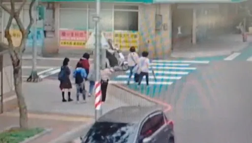 7大媽團步行闖紅燈　駕駛人傻眼！被迫禮讓行人