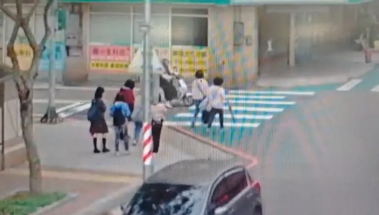 7名大妈步行闯红灯。翻摄画面