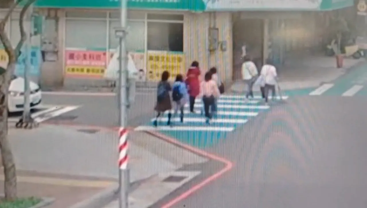 7大妈团闯红灯，小客车驾驶人乖乖停在原地礼让。翻摄画面