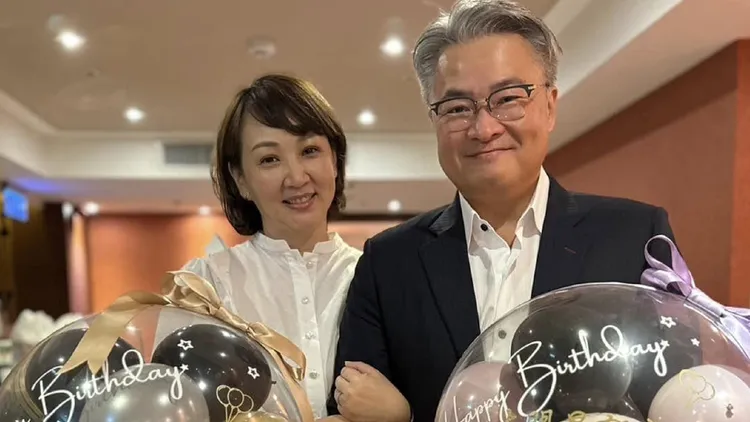 圖為郁方（左）和「斐儷珠寶」總經理陳昱羲於結婚紀念日所攝。翻攝郁方臉書