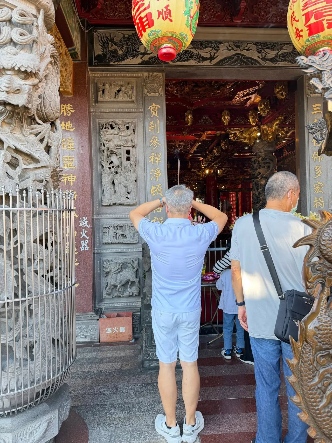 郁方老公歷劫歸來，事後夫妻倆到湧蓮寺上香感謝觀世音菩薩保佑。翻攝郁方臉書