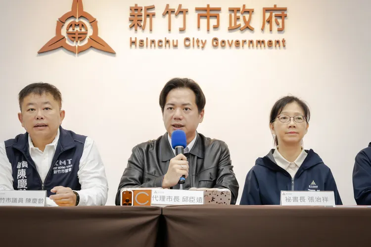 邱臣远(中)表示，市府依法推进新竹棒球场改善工程、对统包商求偿。新竹市府提供