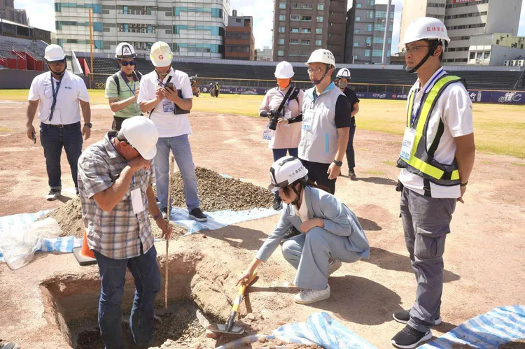 美國大聯盟場務專家到新竹棒球場開挖。新竹市府提供