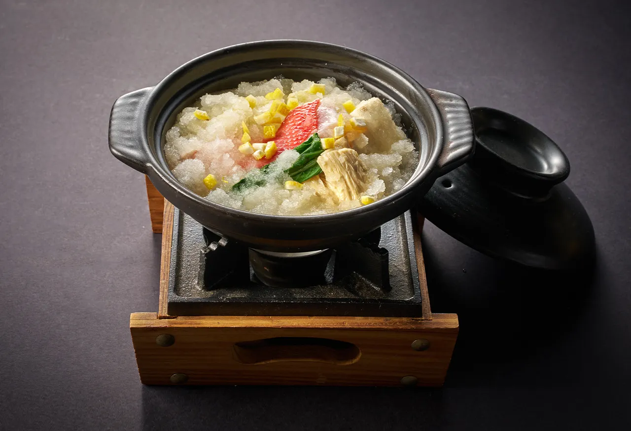 主菜为暖胃的海味锅物，选用拥有白身鱼王美称的金目鲷，冬令盛产时期肉质肥美，搭配白萝卜等食材，清鲜汤底随著热度咕噜噜的滚煮，为冬天带来暖暖的幸福感。台北美福大饭店