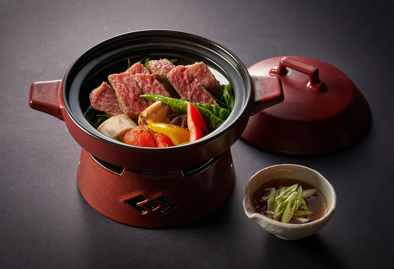 单点料理「沙朗牛陶板烧」将肉质鲜嫩的牛肉以炭火炙烤表面，再淋上特调的南蛮酱，牛肉透过陶板热度释放鲜美脂香，搭配南蛮酱香，风味鲜浓，活动期间单点或套餐皆可品尝得到。台北美福大饭店