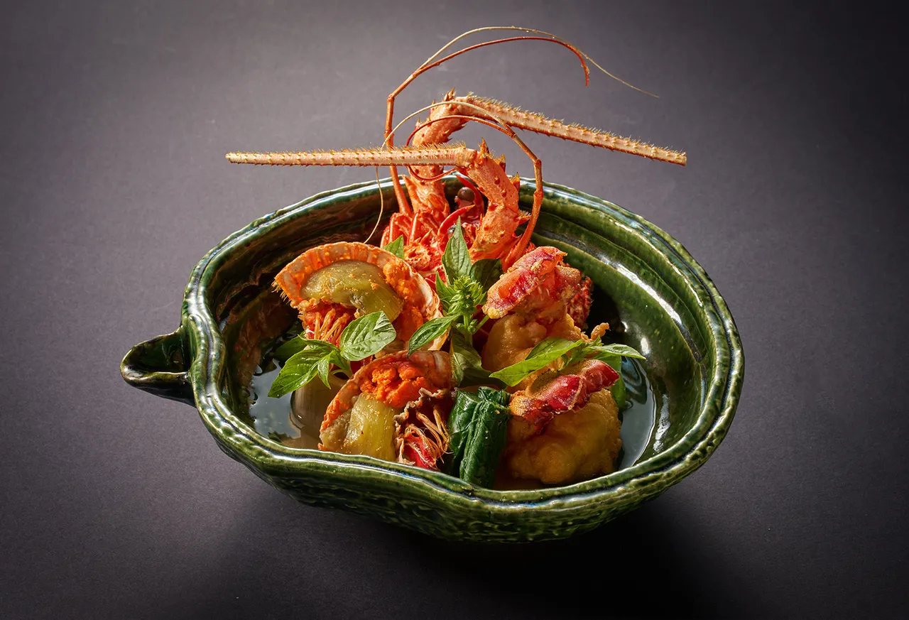 「茶汤黄金伊势龙虾」将肉质鲜美的伊势龙虾，裹上蛋黄后炸至表面金黄，再搭配独家研发的「柴鱼茶汤」，饱满的海味中带著淡淡茶香，活动期间单点或套餐皆可品尝得到。台北美福大饭店