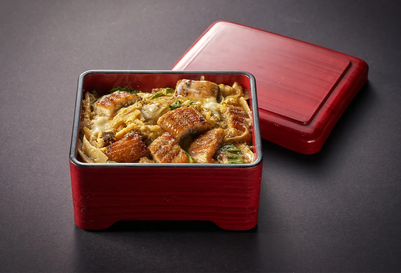 单点料理「鳗鱼牛蒡丼饭」选用秋冬时节最为肥美油润的鳗鱼，以特调酱汁烹煮，搭配牛蒡丝及煮至口感滑嫩的鸡蛋，淋至饱满的白米饭上，酱香浓郁，回味无穷。台北美福大饭店