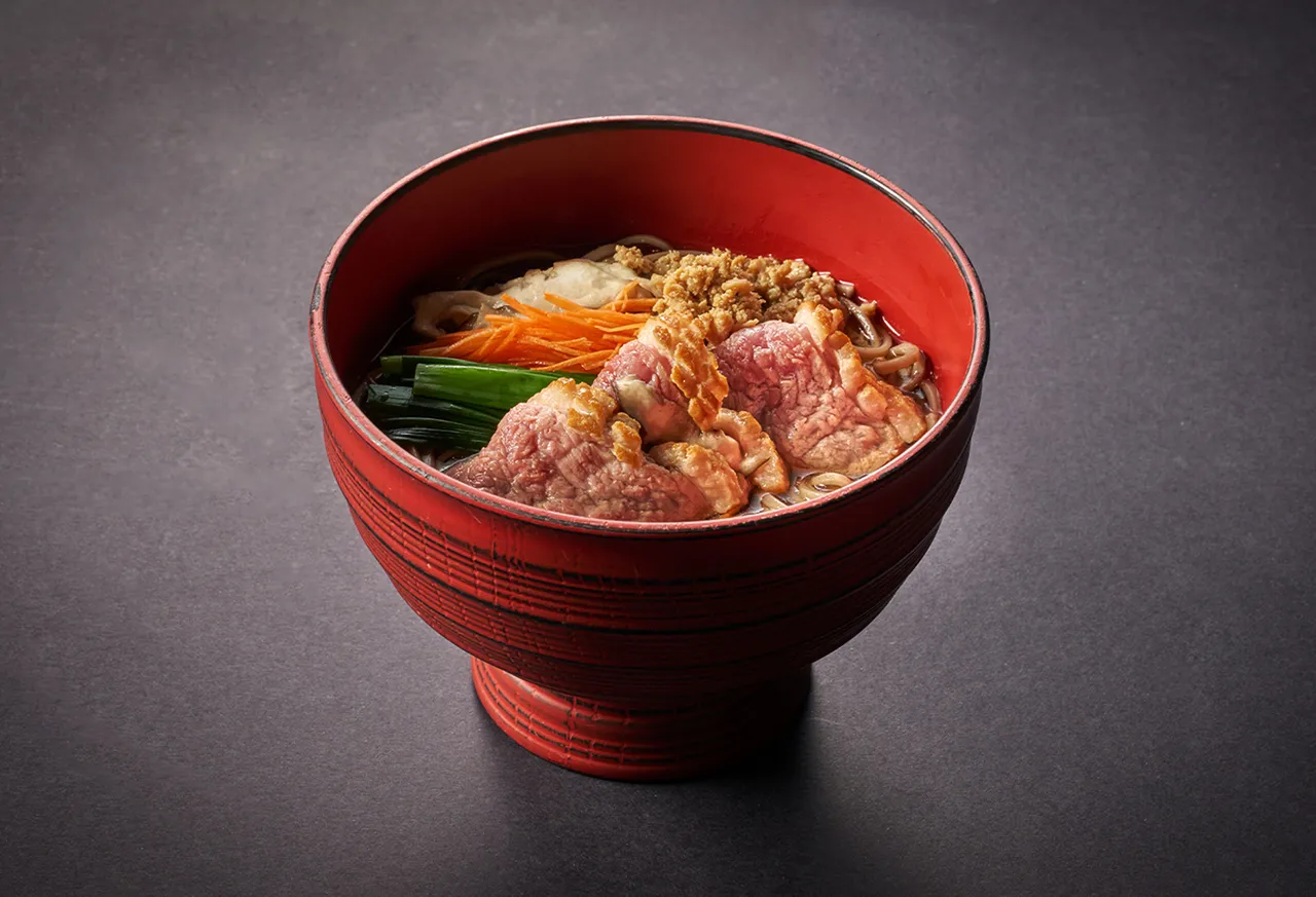 食事料理带来静冈御厨地区的传统料理「静冈御厨荞麦面」，常见于正月时节用来款待客人。鸭肉经干煎逼出脂香后与荞麦高汤烹煮，清香荞麦面带有鸭肉脂味，风味独特。 