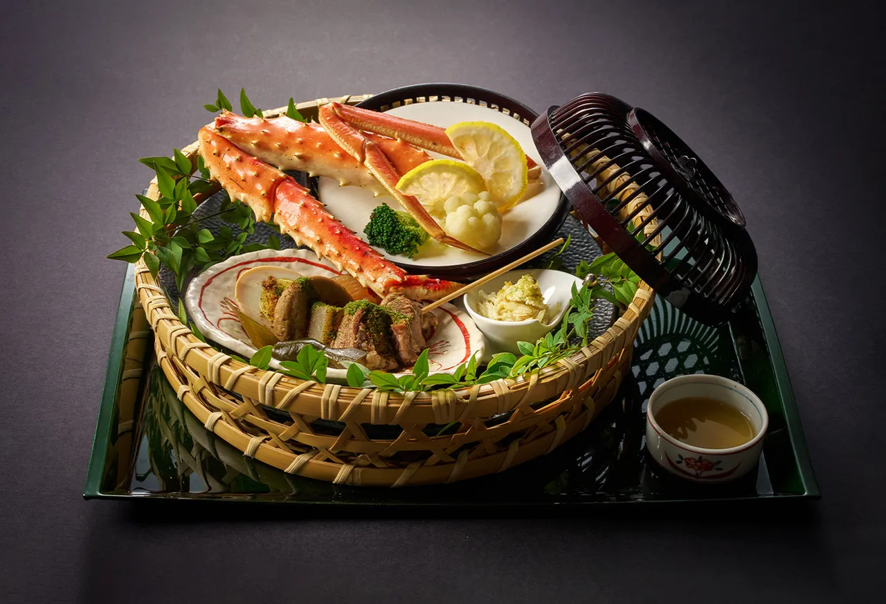 冬季套餐季节菜品选用冬季盛产的松叶蟹及帝王蟹，以清蒸方式保留来自大海的清甜。另一道为静冈特色关东煮，鲜味双飨。台北美福大饭店