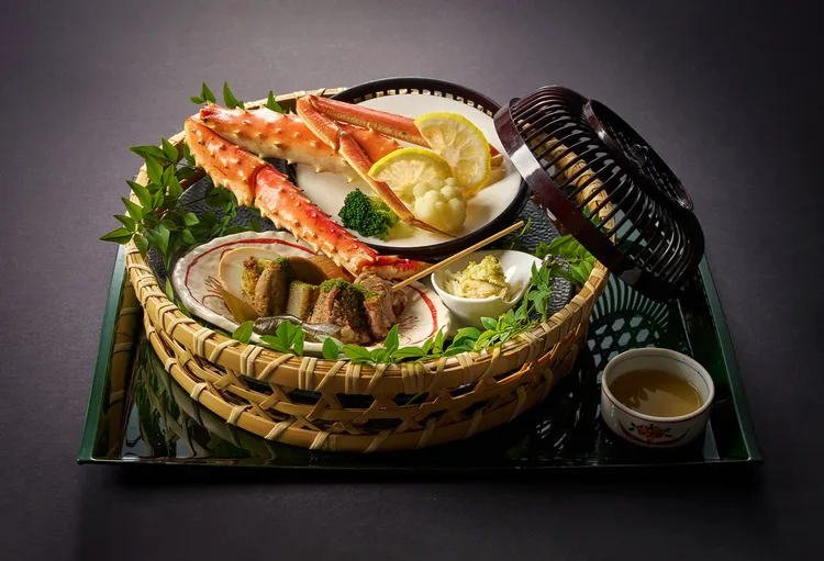 冬季套餐季節菜品選用冬季盛產的松葉蟹及帝王蟹，以清蒸方式保留來自大海的清甜。另一道為靜岡特色關東煮，鮮味雙饗。台北美福大飯店