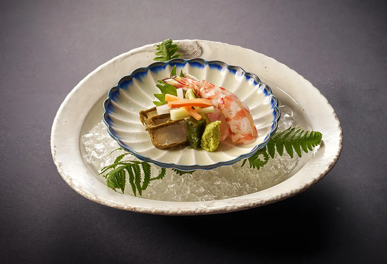 生鱼片料理推出「比目鱼昆布卷」，新鲜比目鱼表面裹上丝状昆布静置，品尝时搭配山葵、紫苏及生海苔，佐以昆布、鲣鱼等调制的土佐酱油，饱满海味盈绕味蕾。台北美福大饭店