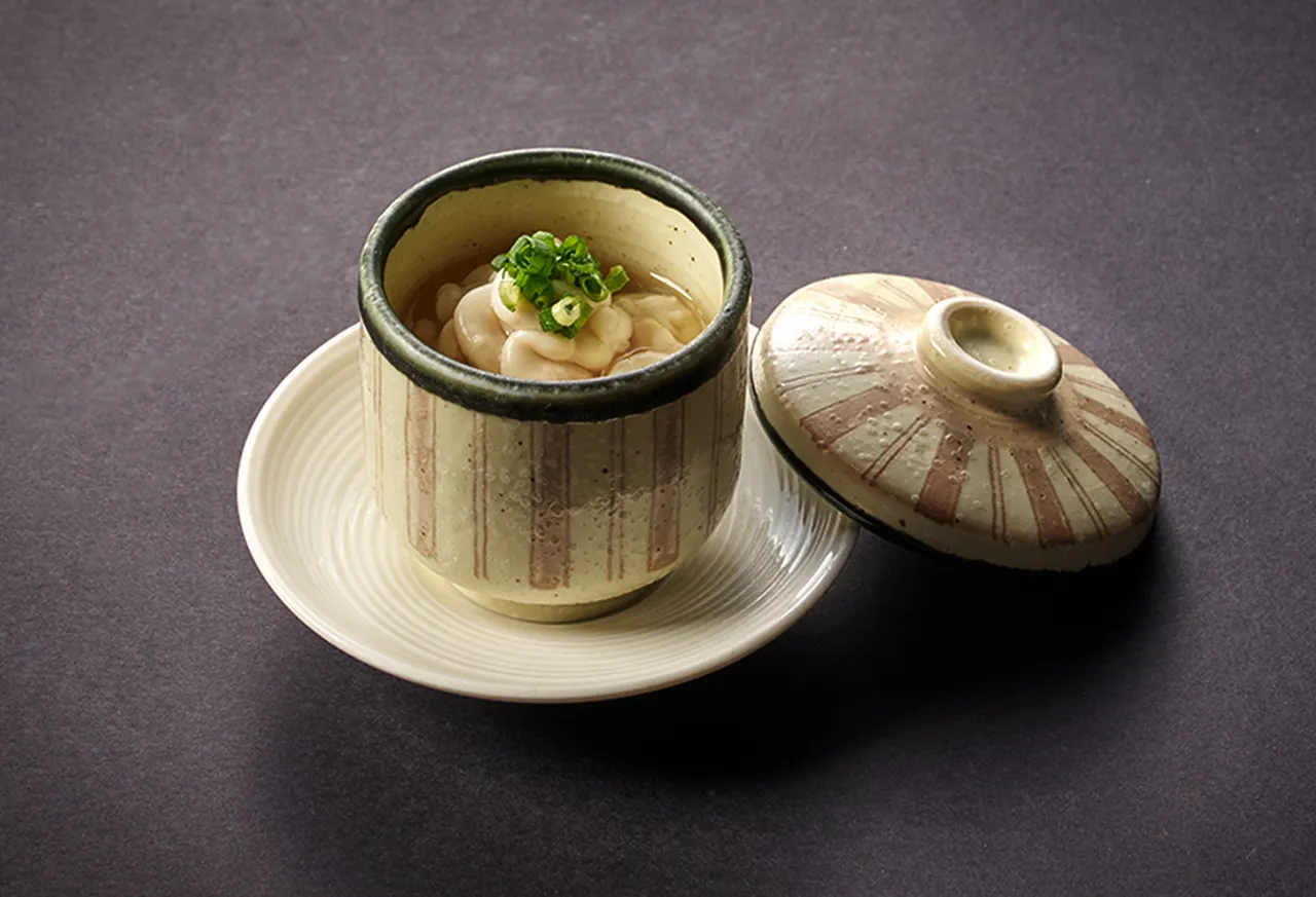 来自静冈滨松的一木敏哉料理长于晴山日料推出冬季套餐，前菜「银汤蒸白子」选用冬季特有色泽雪白的鳕鱼白子，因卷曲的外观又名为云子，以柴鱼及昆布熬制的高汤蒸煮，口感滑顺、细致，带有清香海味。 台北美福大饭店