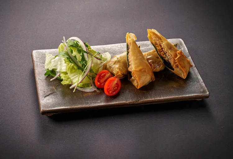 單點料理「鰻魚炸春卷」將醬煮鰻魚、蓮藕、西京味噌及九層塔葉，以春捲皮包裹後油炸。味噌的米麴甘甜讓醬香鰻魚的鮮味更加提升，香酥的外皮包裹著軟嫩的鰻魚及脆口的蓮藕，口感層次豐富。台北美福大飯店