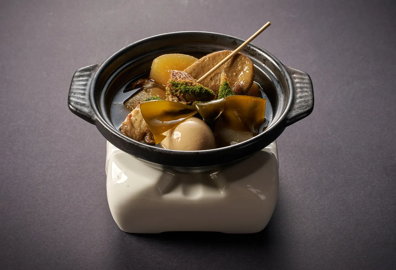 「静冈关东煮」，有别于一般昆布汤底，清香汤体添加了酱油及熬煮牛筋的汤汁，浓厚酱色带有些许鲜牛香气。汤内有静冈烧津特有的黑鱼糕、牛筋及昆布等食材，活动期间单点或套餐皆可品尝得到。台北美福大饭店提供