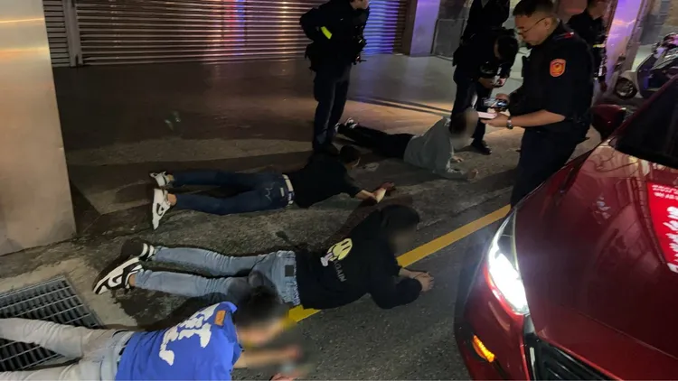 新竹城隍廟美食街昨（29）日晚間發生一起砍人案，八名惡煞火速落網。讀者提供