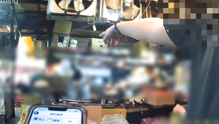 刘男因唱歌被隔壁客人呛声。翻摄画面