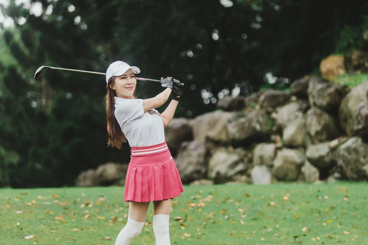 藝人李佩甄在粉紅球道上為愛揮桿，用行動支持乳癌防治，提醒女性把健康放在心上。