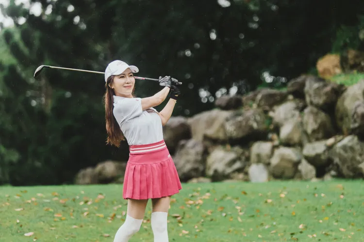 藝人李佩甄在粉紅球道上為愛揮桿，用行動支持乳癌防治，提醒女性把健康放在心上。