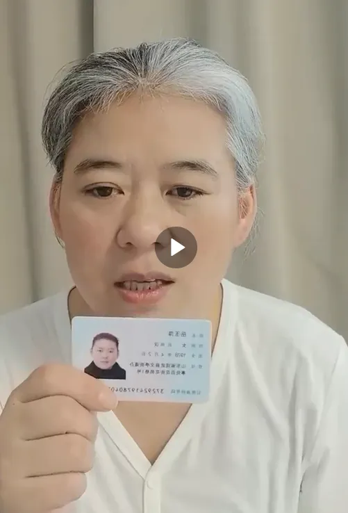 母親焦慮到滿頭白髮。翻攝自微博