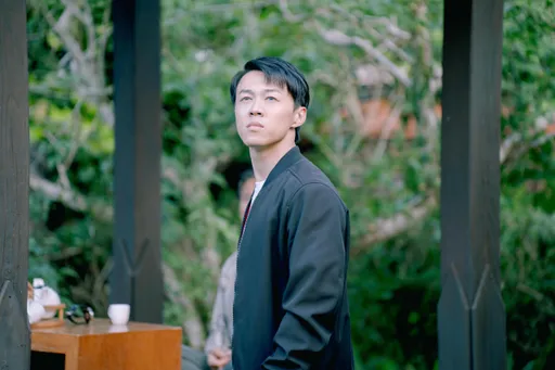 游书庭「拿10年驾照」拍山路追逐戏　开车前竟问：煞车在哪？