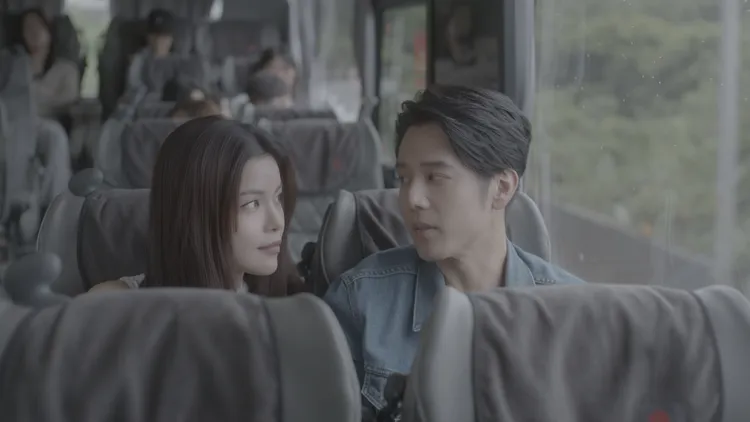 谢凯蒂(左)尝试搭讪胡宇威。公视+提供