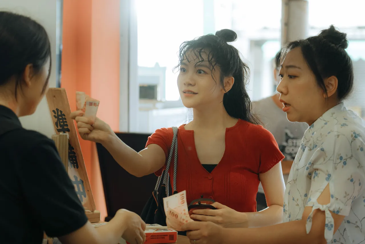 李玲苇不甘被插队,一口气买下两个便当。公视+提供