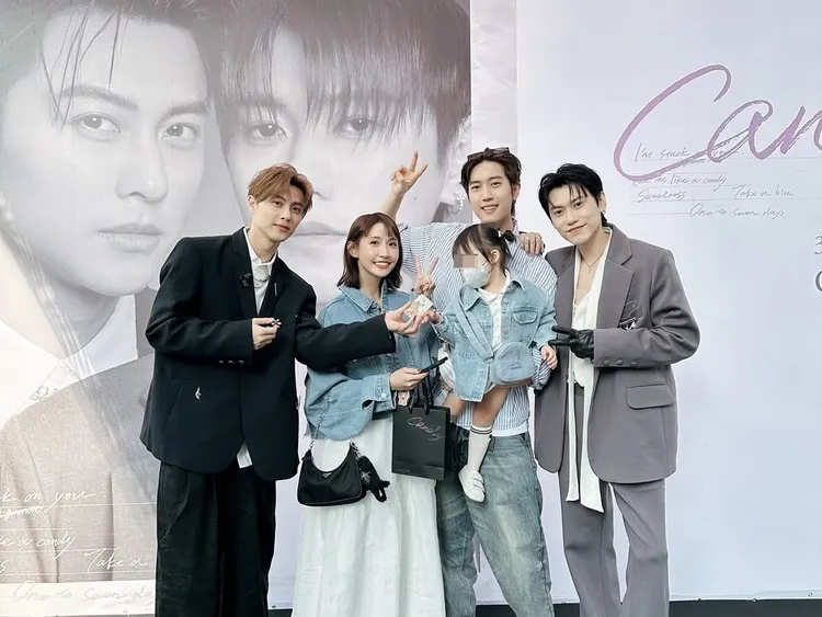 當時粿粿（左二）、范姜彥豐（右二）帶女兒為王子（左）、邱宇辰站台。翻攝王子邱勝翊IG