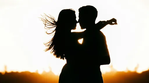 55岁人妻抛夫弃子重投学生时期旧爱怀抱　结果被诈279万元