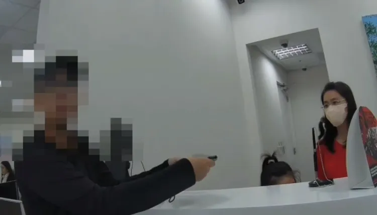 张姓民众到银行领10万元想买黄金，警方及行员到场关怀，张男向督察室申诉，害他花了近4小时才领到钱。民众提供