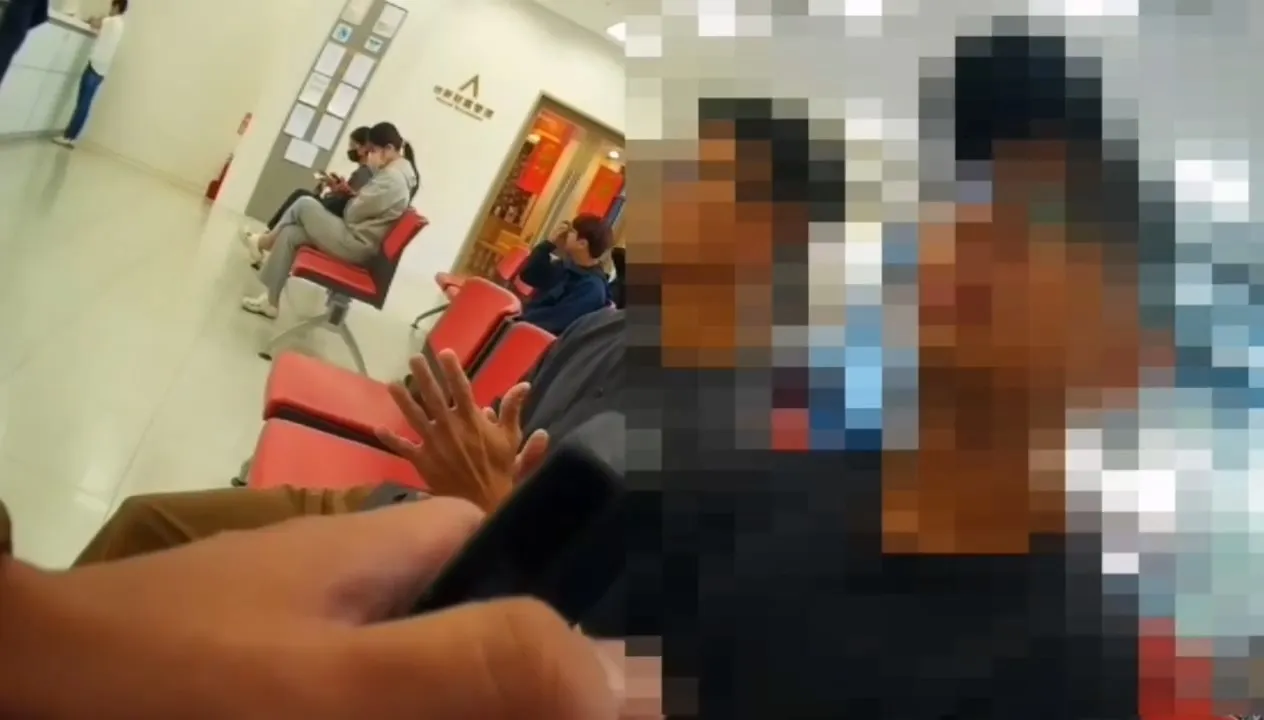 员警向张男解释台中丰原曾有一家五口参加黄金代购被骗而寻短，但张男认为是因噎废食。民众提供