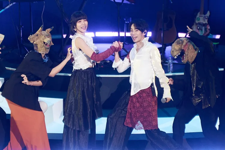 脆樂團與恐龍的皮同框。好多音樂提供