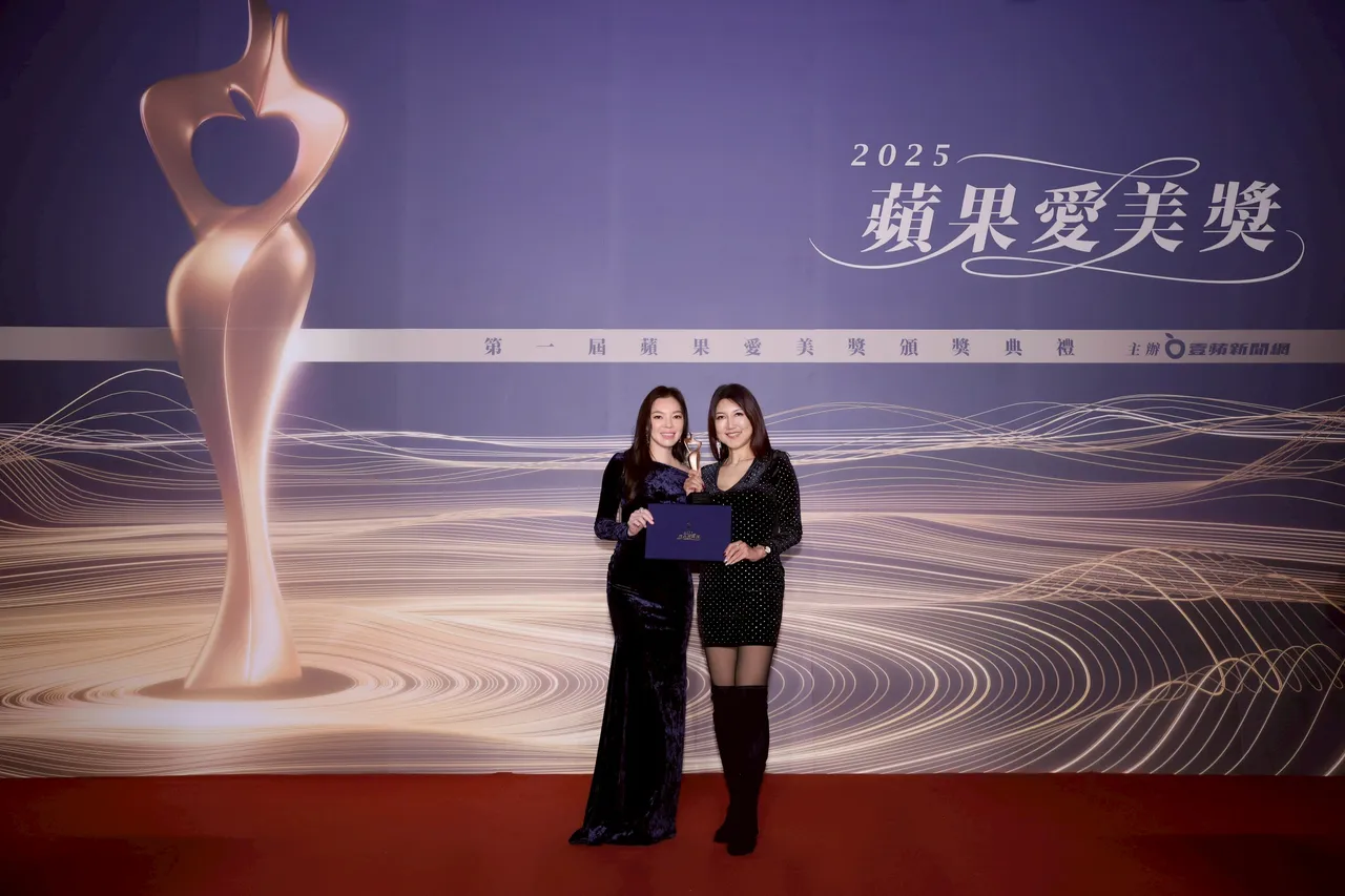 《苹果爱美奖》公布年度最爆红逆龄疗程，「Profhilo逆时针」拿下殊荣，可若夫生技董事长暨执行长马淑娟（右）获得曾馨莹（左）颁奖。彭欣伟摄
